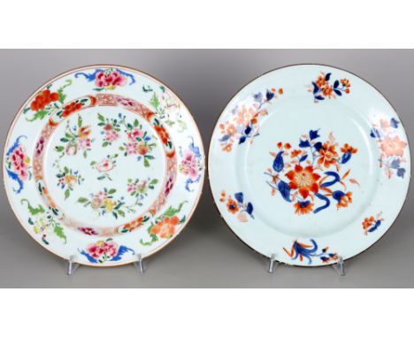 Famille Rose Paar Teller, China Qianlong (1736-1795),Porzellan, China Qing Dynastie Qianlong (1736-1796), Paar Famille Rose B