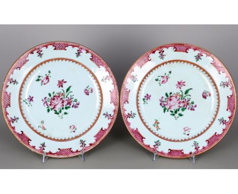 Famille Rose Paar Teller, China Qianlong (1736-1795),Porzellan, China Qing Dynastie Qianlong (1736-1796), Paar Famille Rose B