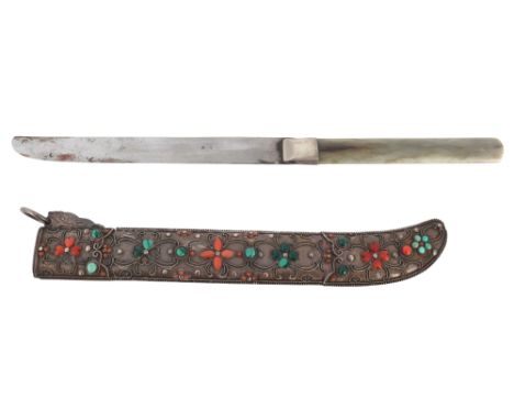 Dolch mit Jade-Griff und Silberscheide, Tibet,Dolch mit Jade-Griff in Silberscheide, Tibet, Schiede geschmückt mit Korallen, 
