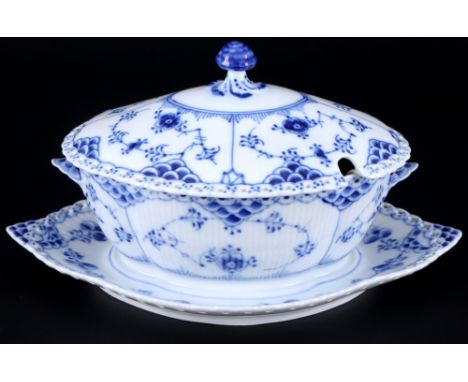 Royal Copenhagen Musselmalet Vollspitze Sauciere mit Deckel 1106,Porzellan, Dänemark, mit grüner Firmenmarke und blauen Welle