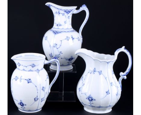 Royal Copenhagen Musselmalet 3 große Kannen / Krüge,Porzellan, Dänemark, mit grüner Firmenmarke und blauen Wellen, Dekor Muss