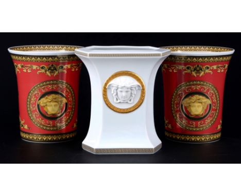 Rosenthal Versace Medusa / Gorgona 3 Prunkvasen,Porzellan, schwarz/goldene Firmenmarke, Dekor Medusa, Form Ikarus, Entwurf vo