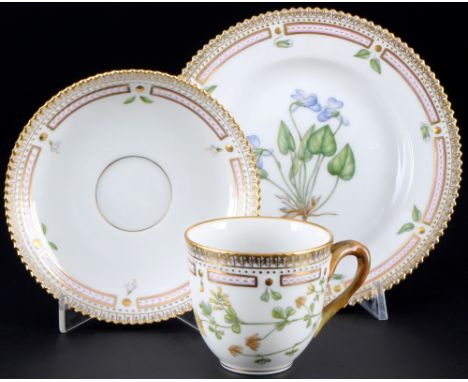 Royal Copenhagen Flora Danica Kaffeegedeck 3597/3551,Porzellan, Dänemark, mit grüner Firmenmarke und blauen Wellen, Dekor Flo