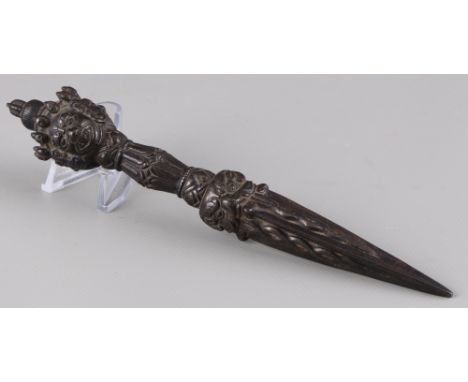 Bronze Vajra, Tibet 19. Jahrhundert,Bronze Vajra, Tibet 19. Jahrhundert, reich verziert und komplett aus Bronze, L 22 cm, Alt
