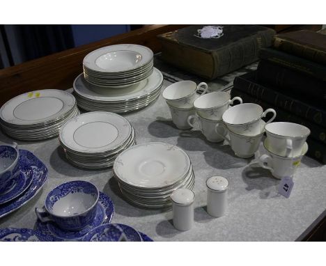 Royal Doulton 'Carnation' tea and dinner service