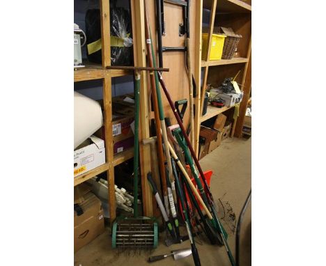 Quantity of gardening tools