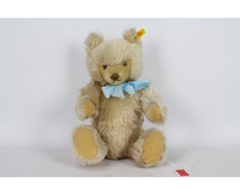 Steiff - An unboxed Steiff #0201/41 golden mohair jointed teddy bear. The bear appears with Steiff button and yellow label to