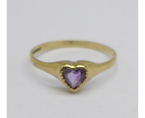 A 9ct gold and heart shaped amethyst ring, 1.2g, P 