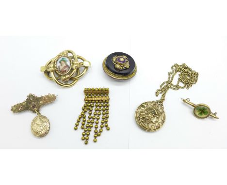 A collection of Victorian and Edwardian jewellery, a pinchbeck and porcelain set brooch, a memorial brooch with amethyst and 