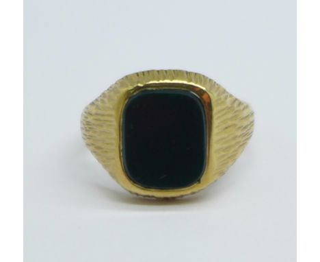 A 9ct gold and bloodstone signet ring, 5.1g, U 