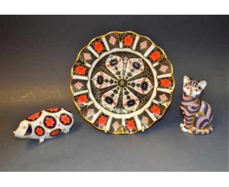 A Royal Crown Derby 1128 pattern wavy edge plate, 22cm, first quality; a paperweight, Pig, ceramic stopper; another, Cat, no 