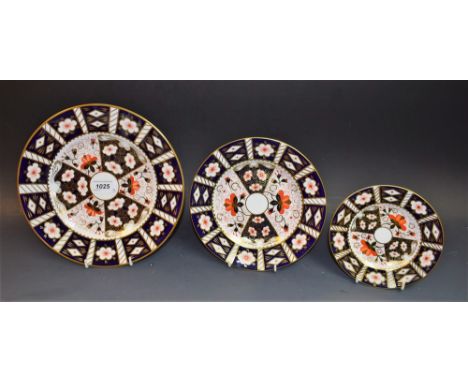 A Royal Crown Derby 2451 dinner plate, dessert plate and tea plate, first quality (3)