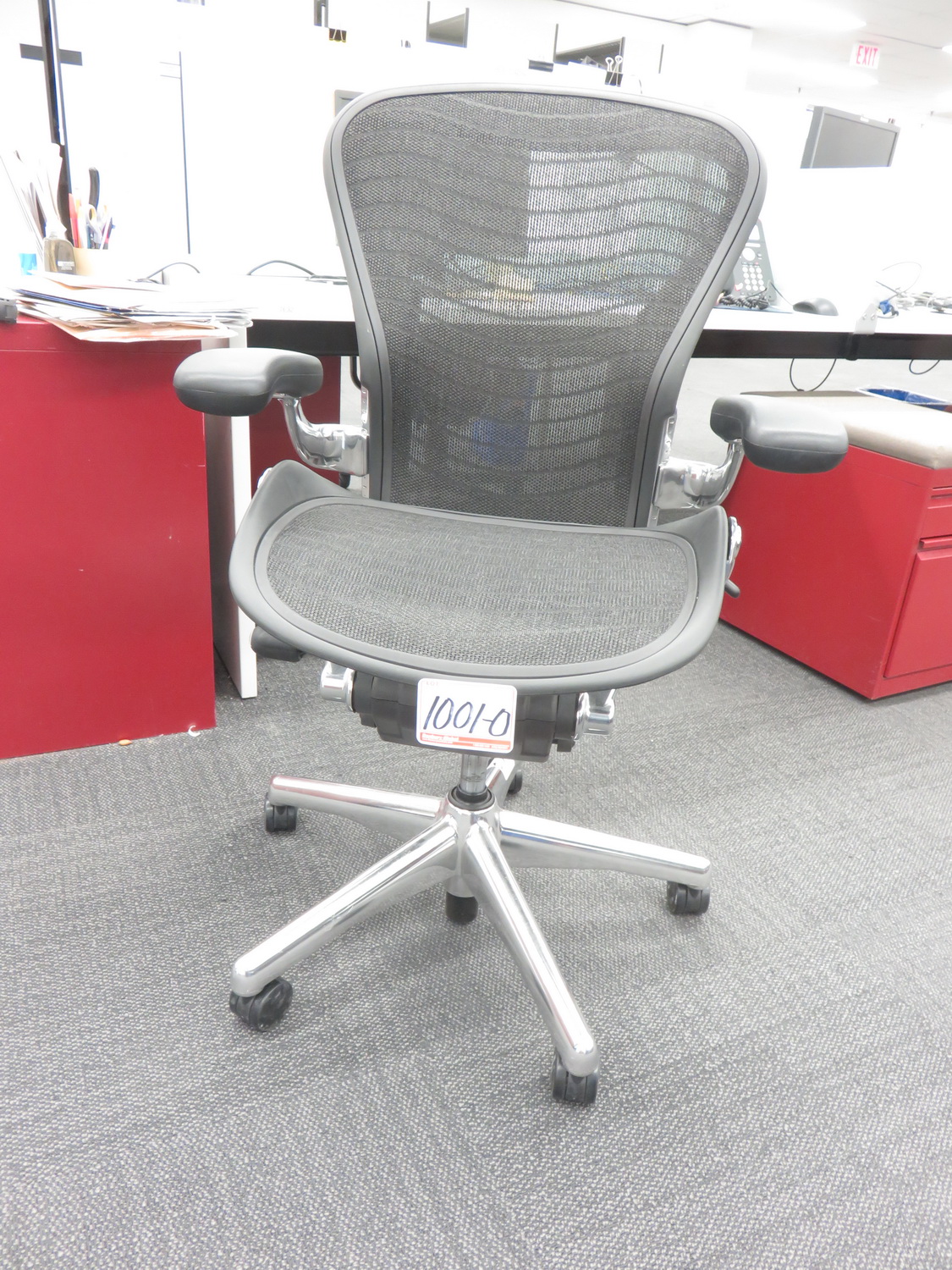 HERMAN MILLER AERON GREY MESH W/ CHROME BASE MULTIFUNCTION CHAIR SIZE