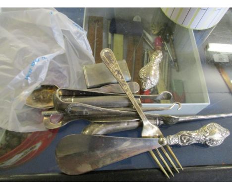 MIXED LOT OF PART SILVER WARES TO INCLUDE TWO BUTTON HOOKS, SPOON, SHOE HORN ETC 