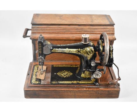 An Early 20th Century Manual Singer Sewing Machine 
