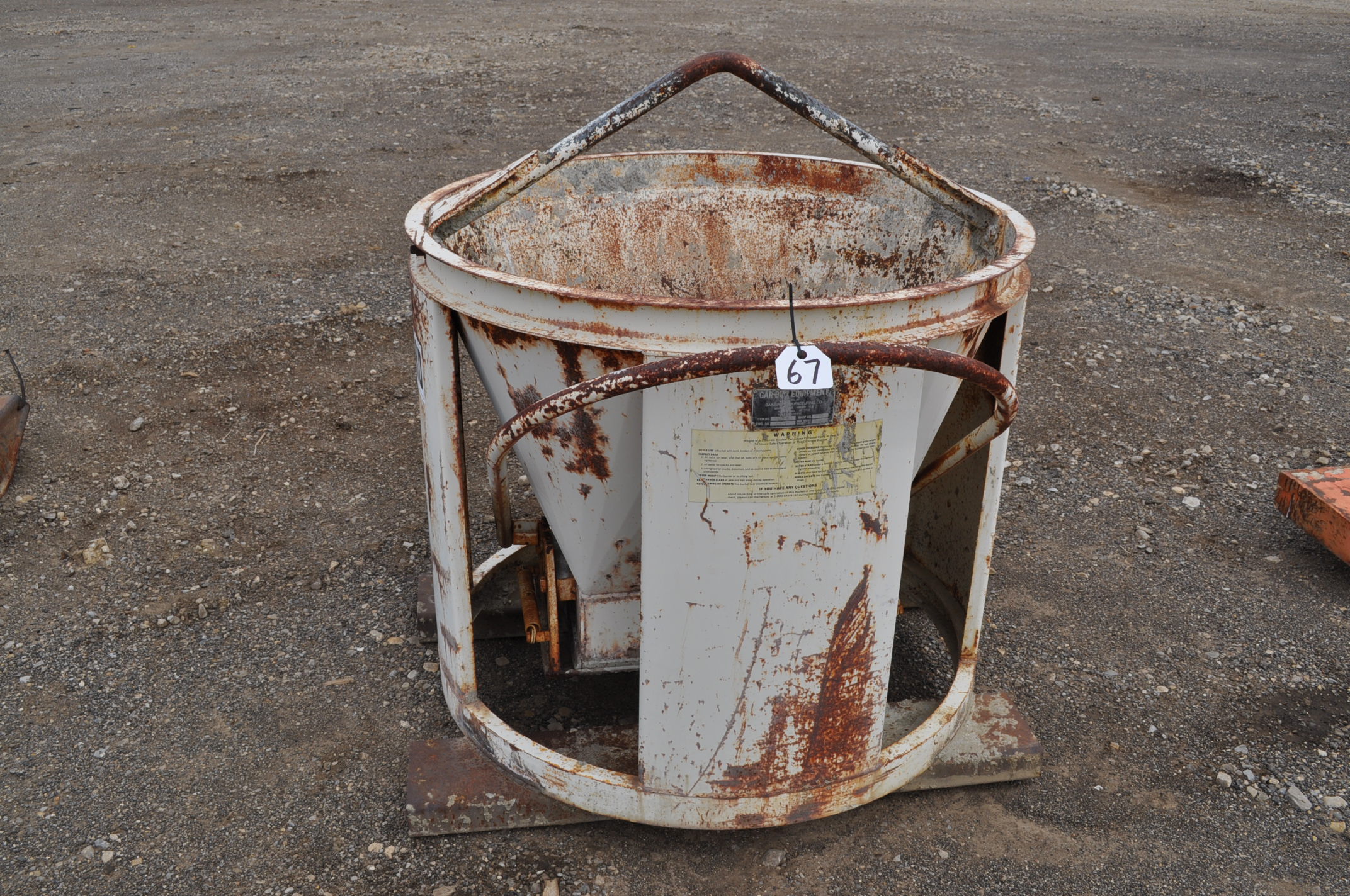 Concrete dump material bucket for crane