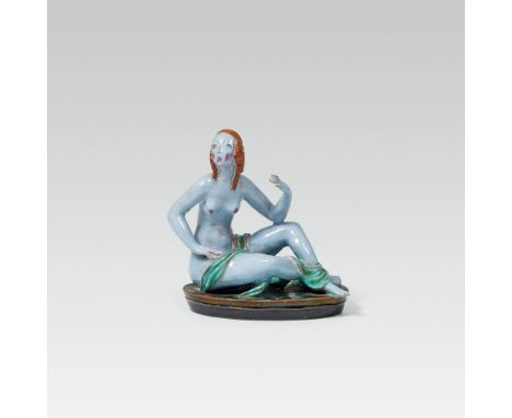 Lotte CalmSitzendeKeramik, rotbrauner Scherben, polychrom staffiert und glasiert; auf der Unterseite gemarkt: "WW", "MADE IN/
