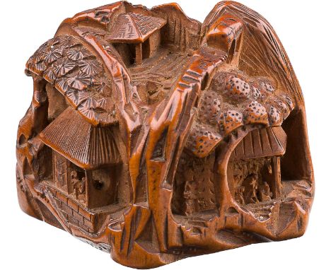 NetsukeBuchsbaumholz; Miniaturberglandschaft mit Hütten, Felsen, Föhren und PersonenH. 2,7 cm