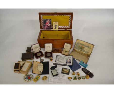An accumulation of various small Snooker/Billiards related Collectables and Ephemera, including Cufflinks, Medallions, "Spec 