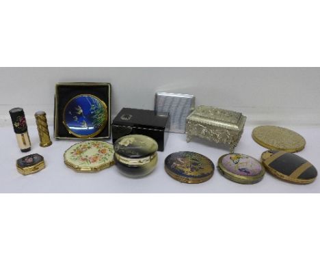 Assorted compacts, trinket boxes, etc.