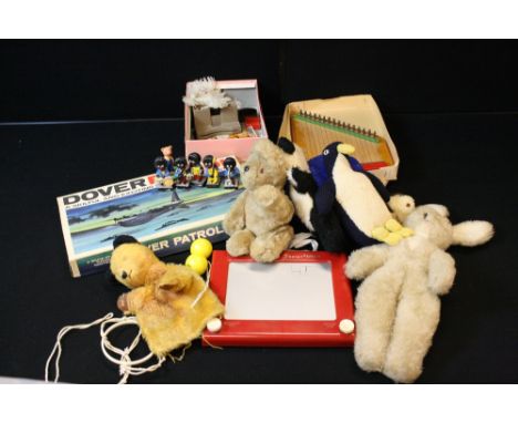 VINTAGE TOYS - a mixed collection of vintage toys to include a Sooty hand puppet, a Magic Etch a Sketch, a Viewmaster with To