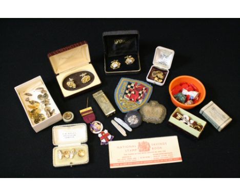 CUFF LINKS - a selection of cuff links to include a pair of 9ct gold cufflinks, gilt, enamel and 1970s (6 pairs in total), a 