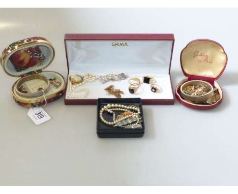 PLEASE NOTE THAT ONE 9 CARAT GOLD RING HAS BEEN REMOVED FROM THIS LOT

Collection of jewellery including gold signet rings, p