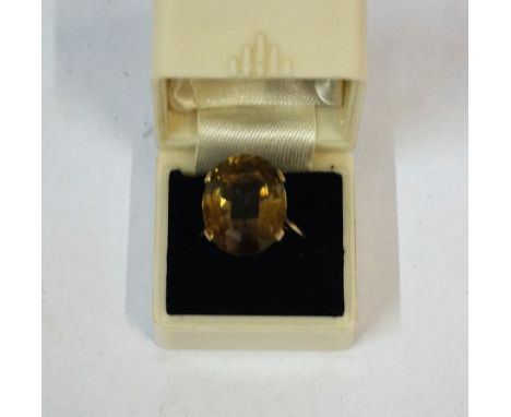 A 9ct Gold & Citrine Ring, the citrine stone is set in a claw setting, measuring approximately 2cm in diameter, total weight 