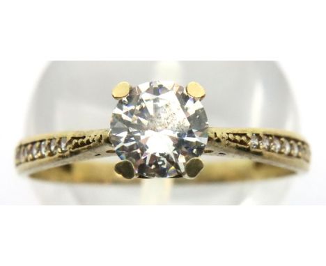 9ct gold solitaire dress ring with stone set shoulders, size O/P, 1.3g. P&amp;P Group 1 (£14+VAT for the first lot and £1+VAT