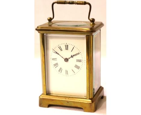 French brass carriage clock with key, H: 12 cm. P&P Group 3 (£25+VAT for the first lot and £5+VAT for subsequent lots)Conditi
