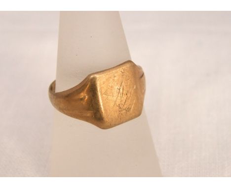 A 9ct gold gentleman's signet ring, 4.8g, ring size R