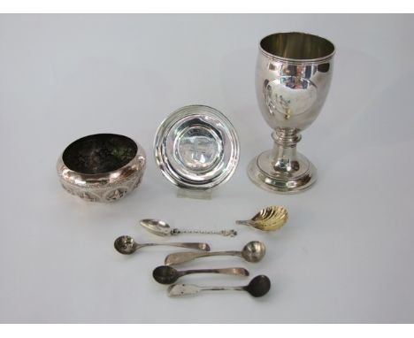 A collection of early 20th century silver items to include 4 salt spoons, a gilded caddy spoon, a silver teaspoon, and Indian