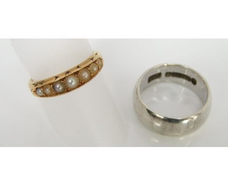 An Edwardian 18ct gold ladies split pearl ring size K together with a sterling silver gents wedding band