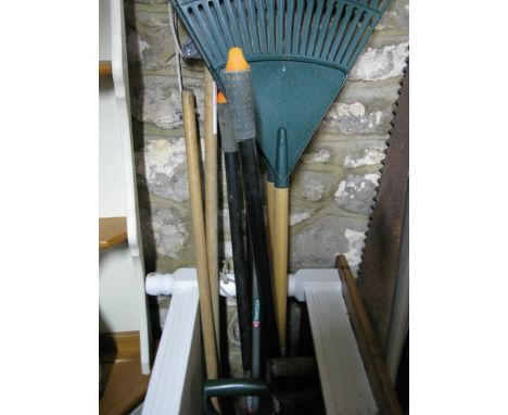 One lot of contemporary garden related ware to include  a Chillington wheelbarrow, two Hozelock hoses and reels of varying de