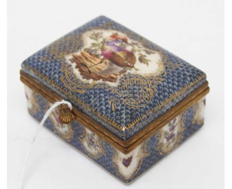 A 19th century Samson of Paris porcelain trinket box, after Worcester, width 8cmNo cracks, chips or restoration.  Wear to dec