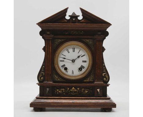 An early 20th century oak cased mantel clock, the enamel dial showing Roman numerals, having an eight day movement, height 31