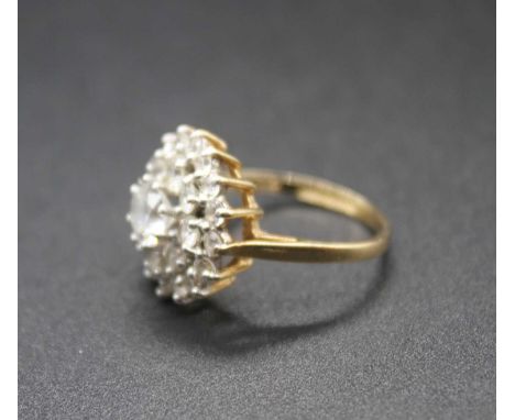 A modern 9ct gold and cz set cluster ring, size J, 3.3g