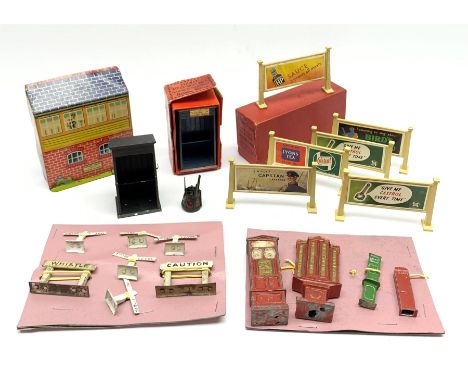 Hornby '0' gauge - Railway Accessories Set No.7 Watchman's Hut with brazier, shovel and poker; and set of Half Dozen Station 