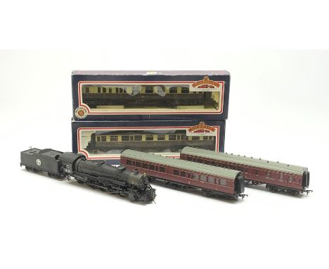 Bachmann '00' gauge - American style N.Y.O. &amp; W. 4-8-2 locomotive and tender No.402; two boxed and two unboxed passenger 