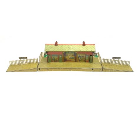 Hornby '0' gauge - three-piece Reading Station with electric lighting, tin printed building and speckled platforms, in Hornby
