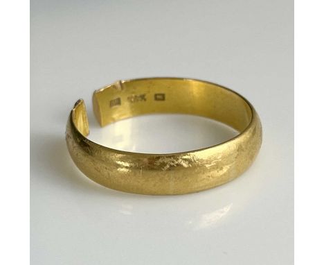 A 22k gold wedding band ring, (a/f), 7.9g