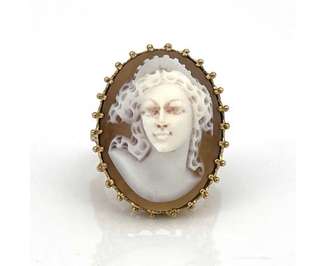 A 9ct gold ring set with an oval cameo depicting a bust portrait of a lady, ring size Q, 8.4g