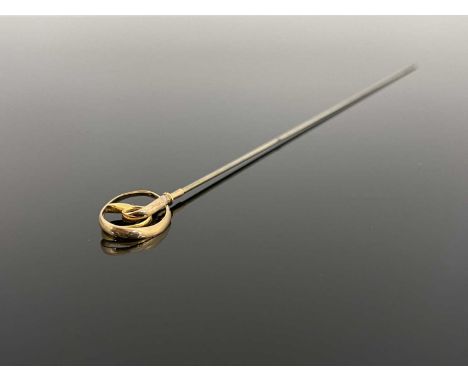 An Arts and Crafts 15 carat gold finial hat pin, probably Charles Horner, circa 1905, knotted ribbon design, the finial 3cm l