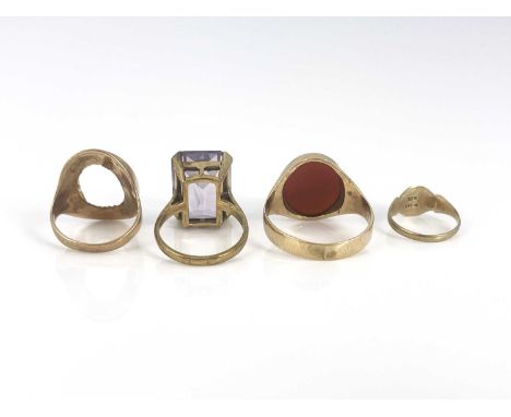 Four gold rings, including carnelian signet ring, amethyst and other signet rings, ring sizes: Z 1/2/Z+1, O 1/2, M 1/2/N, I 1