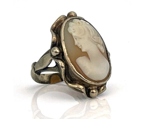 A gold cameo ring, depicting a bust portrait of a lady, gold subject to testing, O/O 1/2, 11g