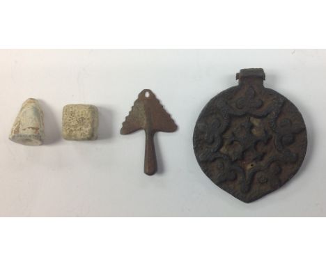 Pendant in Arrow head form, seal box lid, two gaming pieces. (4).