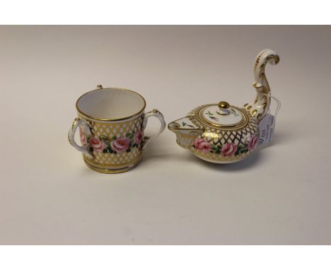 A Derby King Street rose and trellis pattern tyg and Roman oil lamp, red marks, 11cm high