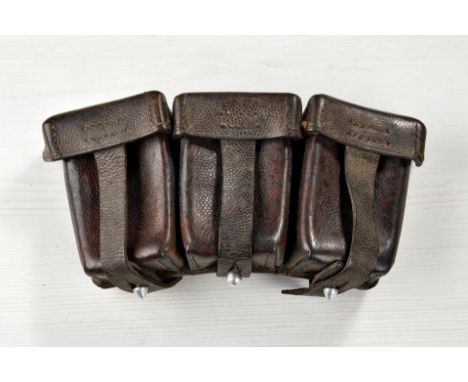 Militaria Ausland - Zubehör : Patronentasche der Wehrmacht 3-teileilige Patronentasche aus genopptem braunem Leder, Stege int