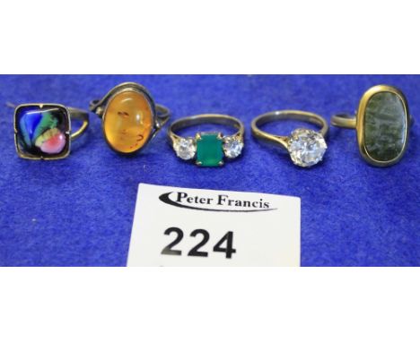 Five assorted rings to include yellow metal and others, with amber, enamel, semi-precious stones etc. 