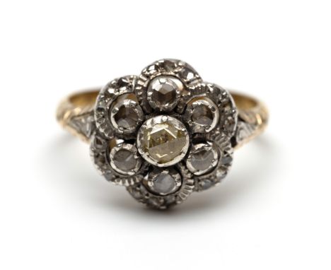 18 kt. Goud met zilveren rozetring, bezet met roosgeslepen diamant, de middensteen lichtgeel van kleur, diam. ca. 4,2 mm. De 